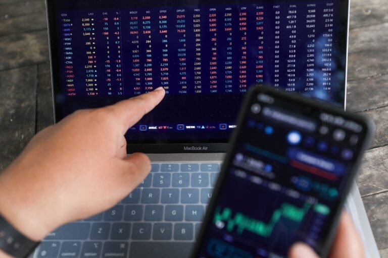 IHSG Tunggu Data Pertumbuhan Ekonomi, Simak Rekomendasi Saham UNTR, TPIA, UNVR
