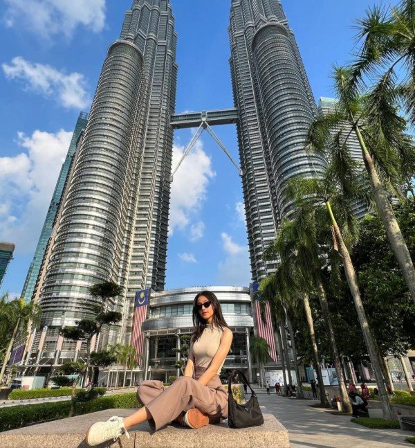 9 Ide OOTD Hangout Kekinian Ala Keisya Levronka, Gaya Santai Elegan!