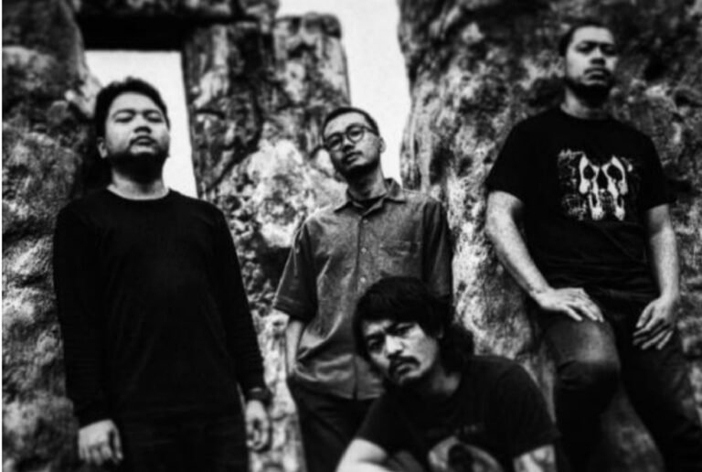 Badai Semakin Keras di Album Clear Blue Sky